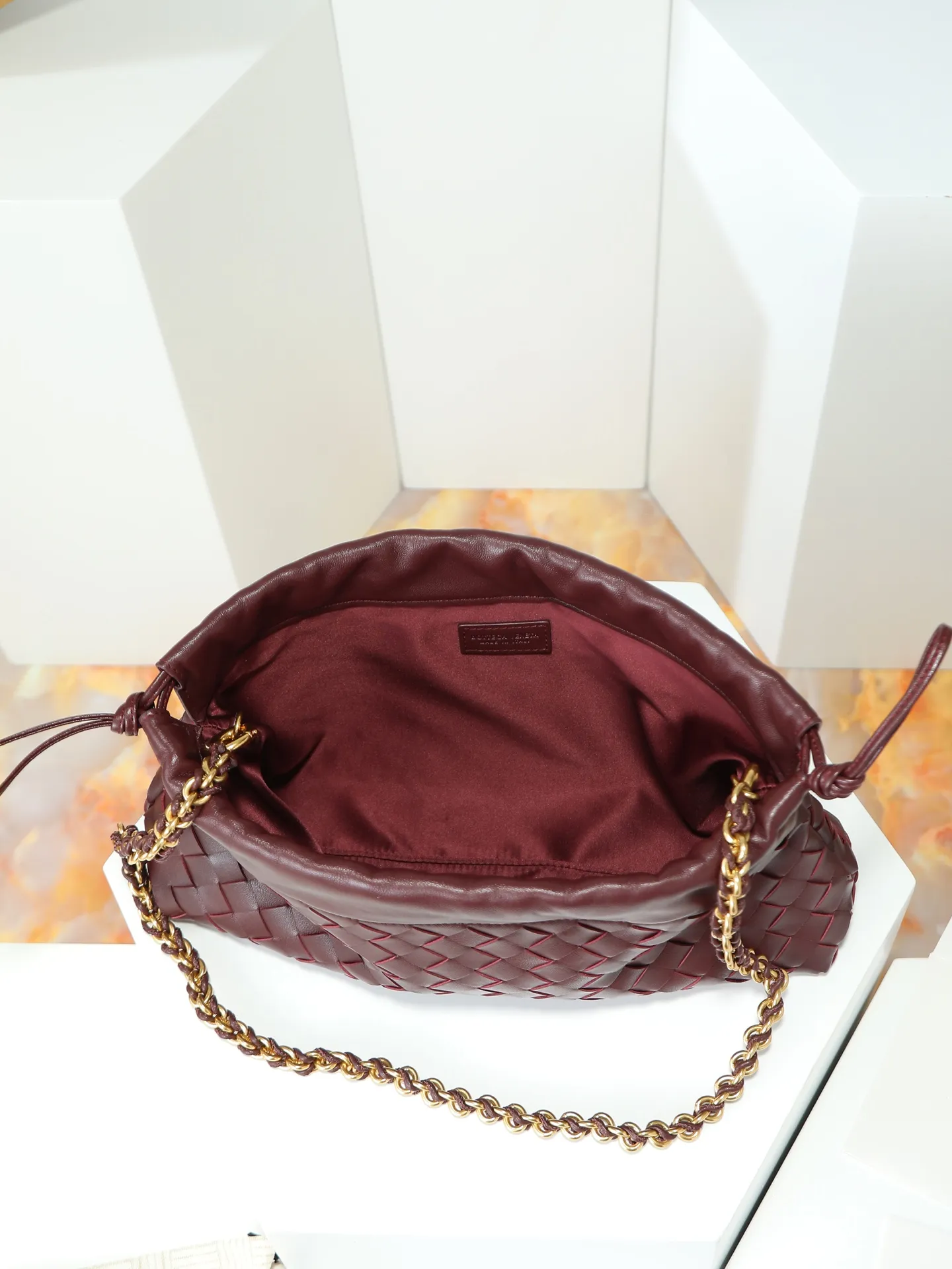 p1600. BOTTEGA VENETA 2025 new women's Dustbag Notte clutch. Dustbag, which has been very popular since its launch, has a chain clause! ! The hand-carrying method is reminiscent of the classic bag type Pouch , light and elegant, the retained drawstring design can be used as a bag, and the chain is longer, which is very suitable for sisters who like to carry their hands cross-body with their hands free. No matter which way you carry it, you can change the way you carry it according to the occasion and your mood of the day, which can make the overall outfit more fashionable🪄🪄The body of the bag has also been widened. It is the rainy season and the weather is hot, so it can easily accommodate small umbrellas and water bottles. The interior is made of nylon, which is light and comfortable to carry, and is very suitable for summer use. Style number: 839394 Size: 33*19*8cm
